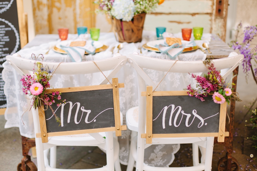 chalkboard mr and mrs signs, sweetheart table